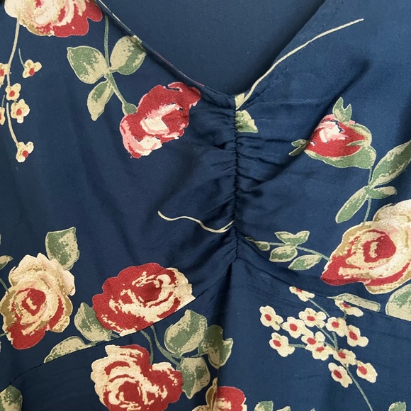 LOVELY GIRL FLORAL BLOUSE , side hidden zipper ,SIZE M GREAT USED CONDITION - Picture 2 of 4